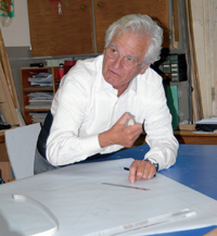 Pierre Paulin à l’Atelier de recherche et création, au Mobilier national, 2007.(Photo : Olivier Amsellem/ Collection Mobilier national)