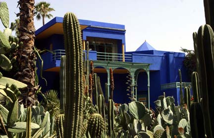 La villa de Majorelle à Marrakech, ex- propriété du couple Bergé-Saint-Laurent. Un bleu vibrant, pictural, un jardin enchanté où le couturier aimait à se ressourcer après l'avoir entièrement restauré dans l'esprit de son fondateur. C'est ici que ses cendres ont été dispersées. (Photo : Reuters)