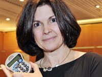 Florence Poulet-Daumas, lauréate du Prix du Concours Lépine 2009 avec son invention, le "Easymétros".(Photo : Bertrand Langlois/ AFP)