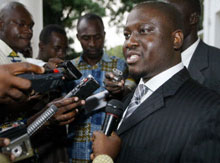 Le Premier ministre ivoirien, Guillaume Soro, a indiqué que le gouvernement va réduire «&nbsp;<em>de moitié le salaire de base de tous les membres du gouvernement.&nbsp;</em>»(Photo : AFP)