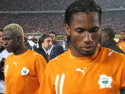 Sur les visages de Drogba et Koné, se peint la déception après la défaite face à l'Egypte.(Photo : Olivier Péguy/RFI)
