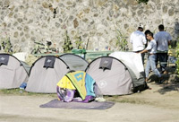 Juillet 2006 : des sans-abri campent sur les berges du Canal Saint-Martin, dans le dixième arrondissement de Paris, sous les tentes fournies par l’association Médecin du monde.(Photo : AFP)
