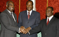 Le président burkinabè Blaise Compaoré, médiateur et parrain de l’accord conclu le 4 mars 2007 à Ouagadougou, avec le président Laurent Gbagbo (G) et Guillaume Soro (D).(Photo : AFP)