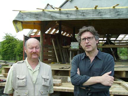Jean-Luc Tabesse (g.) et Michel Onfray, devant le manable construit par Patrick Bouchain.(Photo : Danielle Birck/ RFI)