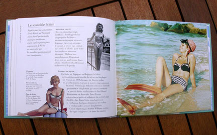 Fac-similé du livre «Les maillots de bain» par Olivier Saillard.(Photo : Claire Vuillemin/ RFI)