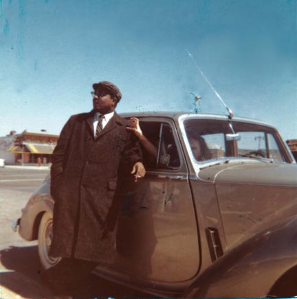 Thelonious Monk accoté à la Bentley de Pannonica de Koenigswarter.DR