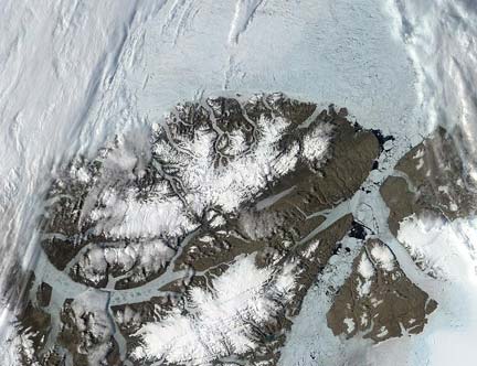 Photo satellite du nord d'Ellesmere, avec le Groenland à droite(Image: NASA/MODIS Rapid Response System)