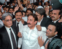 De nombreux supporters étaient venus acclamer Iftikhar Mohamed Chaudhry en juillet, à son rétablissement dans ses fonctions de président de la Cour suprême pakistanaise.(Photo : Reuters)