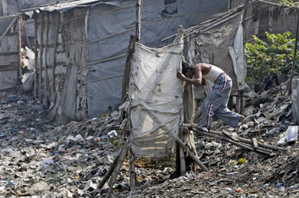 Kolkata, État du Bengale (Inde). Un habitant d'un bidonville pénètre dans une latrine.(Photo : AFP)