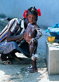 Haïti. Objectif du millénaire : 20 litres par jour, par personne. (Photo : N.Toutounji / UNICEF)