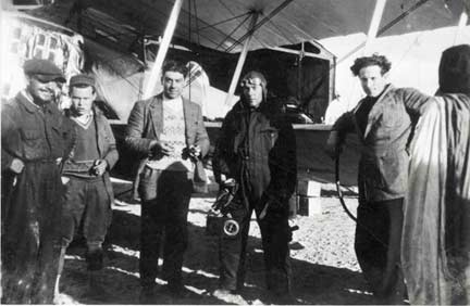 Portrait de groupe des personnels et pionniers de la Cie Aéropostale au Cap Juby en 1927. De droite à gauche : Mermoz, Riguelle, Guillaumet, un soldat et Bougnère.© Collection Musée Air France. DR