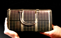 Ce sac, composé de cellules photovoltaïques, permet de recharger des petits appareils comme le téléphone portable, le lecteur mp3 ou encore l'appareil photo numérique. © Solarjo