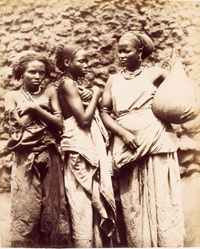 A droite, jeune fille somali. A gauche, deux jeunes filles gallas. Vers 1888 (Ethiopie).
Edouard Joseph Bidault de Glatigné.© BnF, département Cartes et plans, Société de géographie.