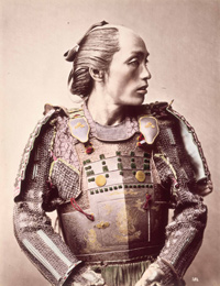 Modèle posant en samouraï. Entre 1871 et 1877 (Japon).
Attribué à Raimund von Stillfried-Ratenicz.© BnF, département Cartes et plans, Société de géographie.