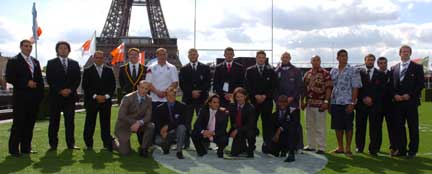 Dix-neuf capitaines des vingt équipes sélectionnées pour le Mondial posent sur le toit du musée du quai Branly à Paris pour une cérémonie de signature d'une sculpture spécialement créée par Jean-Pierre Rives.(Photo: Comité d'organisation du Mondial 2007)