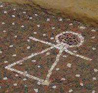 Mosaïque sur chaux.
Signe du Tanit, symbole punique.(Photo : Dominique Raizon/ RFI)