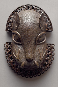 Masque pendentif à tête de léopard
Royaume de Bénin, Nigeria, XVIIe-XVIIIe siècle(Photo : Alexander Rosoli © Museum für Völkerkunde Wien)