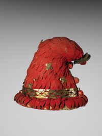 Coiffe, bonnet phrygien rouge orné d'élements en cuivre (Photo : Patrick Gries © musée du quai Branly)