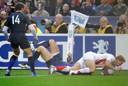 Un premier essai opportuniste marqué par le n° 11 anglais, Josh Lewsey.(Photo : AFP)