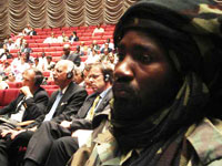 Andrew Natsios (au second plan, 2e de g. à d.), envoyé spécial des Etats-Unis pour le Soudan, lors des négociations de Syrte en Libye en octobre 2007.( Photo : L. Correau / RFI )