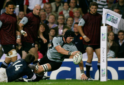 Premier essai du match réussi par le Néo-Zélandais McAlister.(Photo : Reuters)