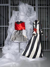 Robe en dentelle noire à jupe de satin, 
« Cigale » Haute Couture A/H 1987/88© Grégoire Alexandre