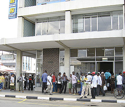 File d'attente devant une banque.(Photo : Cyril Bensimon/RFI)