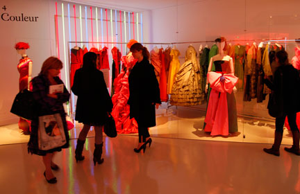 Des visiteurs à l'exposition « Christian Lacroix, Histoires de Mode » au Musée des Arts Décoratifs de Paris.(Photo : Reuters)