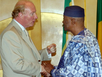 Le ministre français de L'Immigration Brice Hortefeux ( G ) reçu par le Président malien Amadou Toumani Touré ( D ).( Photo : AFP )