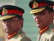 Le général Ashfaq Kiyani (d) désigné par le président pakistanais, Pervez Musharraf (g) comme son successeur à la tête des armées, a été officiellement intrônisé, ce 28 novembre 2007 à Rawalpindi.(Photo : Reuters)