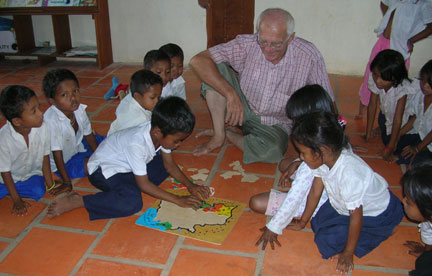 Moments d'échange avec les enfants cambodgiens.(photo : Claire Ly)
