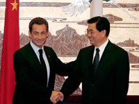Les présidents chinois Hu Jintao et français Nicolas Sarkozy se serrent la main pendant la cérémonie de signature des contrats.( Photo : Reuters )