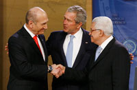 La poignée de main entre Ehud Olmert (g) et Mahmoud Abbas (d) en présence de George W. Bush, le 27 novembre 2007 à Annapolis.(Photo : Reuters)