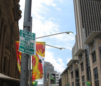 Une affiche pour la campagne des Verts à Sydney sous un lampadaire allumé en pleine journée(Photo : RFI/Stéphane Lagarde)