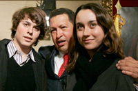 Lorenzo et Mélanie, les enfants d'Ingrid Betancourt, avec le président vénézuélien Hugo Chavez, le 20 novembre 2007, à Paris.(Photo : Reuters)