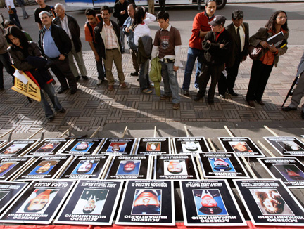 Les portraits des otages détenus par les FARC ont été exposés dans les rues de Bogota, lors d'une manifestation en faveur d'un échange humanitaire, le 22 novembre.(Photo : Reuters)