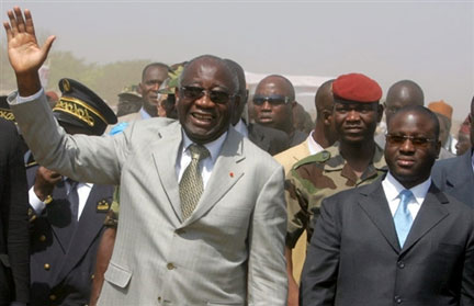 Le président Laurent Gbagbo&nbsp;(G) et le Premier ministre Guillaume Soro&nbsp;(D), lors d’un meeting politique à Boundiali, dans le nord du pays, le 29&nbsp;novembre 2007.(Photo : AFP)