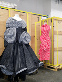 Ensemble deux pièces, Yohji Yamamoto, automne-hiver 2003-2004.© Musée de la Mode et du Textile, coll. Les Arts décoratifs