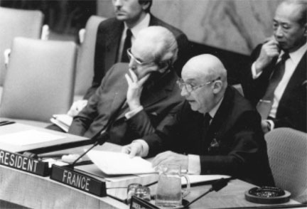 <p>En 1986 Claude de Kemoularia préside le Conseil de sécurité des Nations unies. A sa droite, Javier Pérez de Cuéllar, secrétaire général des Nations unies.</p>(Photo : DR)