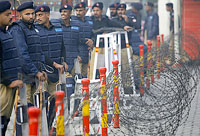 Des militaires bloquent l'accès à la résidence de Benazir Bhutto, le 13 novembre 2007.(Photo : Reuters)