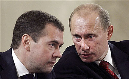 Vladimir Poutine (droite) avec Dmitri Medvedev, premier vice-Premier ministre, qui préside également le conseil de surveillance de Gazprom, le numéro 1 mondial du gaz.(Photo : AFP)