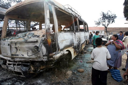 Un bus brûlé par les manifestants pendant les affrontements de ce week-end à Sucre.(Photo : AFP)