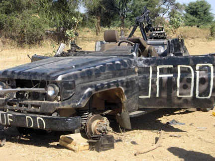Un véhicule de l’UFDD détruit lors des combats du 27&nbsp;novembre 2007.(Photo : AFP)