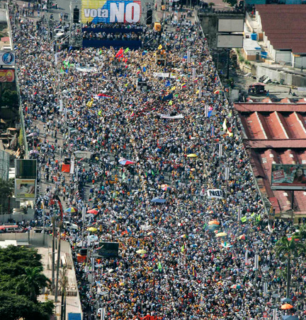 Plusieurs dizaines de milliers de personnes ont manisfesté contre la réforme constitutionnelle sur l'avenue Bolivar, la plus grande de Caracas.(Photo : Reuters)