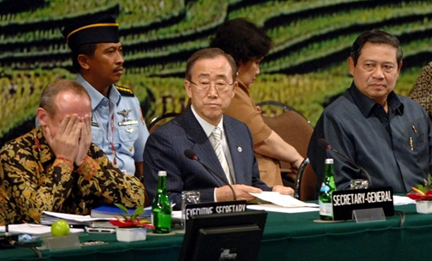 Le responsable climat à l'ONU Yvo de Boer, le secrétaire général de l'ONU Ban Ki-moon, et le président indonésien Susilo Bambang Yudhoyono. ( Photo : AFP )
