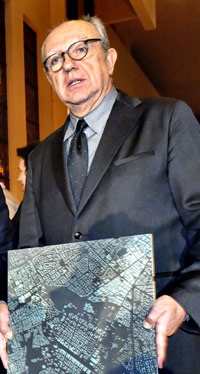 Yves Lion lors de la remise du Grand Prix de l'Urbanisme 2007.© DGUHC