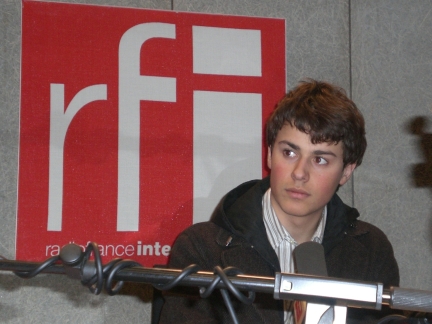 Lorenzo, le fils d'Ingrid Betancourt, dans les studios de RFI.(Photo : S.Bonijol/RFI)