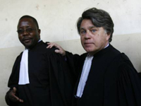 Maîtres Lamia Abdou ( G ) et  Gilbert Collard (D ), les deux avocats des membres de L'Arche de Zoé.( Photo : Reuters )