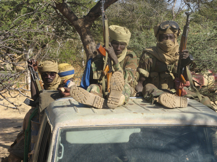 Militaires tchadiens dans un ouadi.( Photo : Sonia Rolley / RFI )