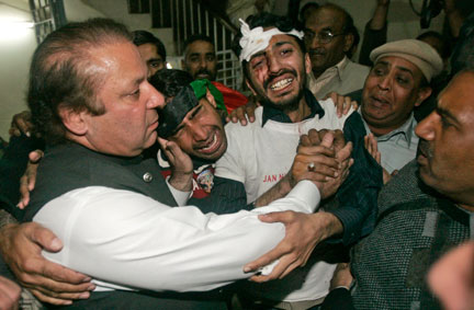 L’ex-Premier ministre Nawaz Sharif, un des leader de  l’opposition, ici à l'hôpital de Rawalpindi le 27 décembre 2007.( Photo : Reuters) 